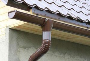Як встановити водостоки на даху своїми руками